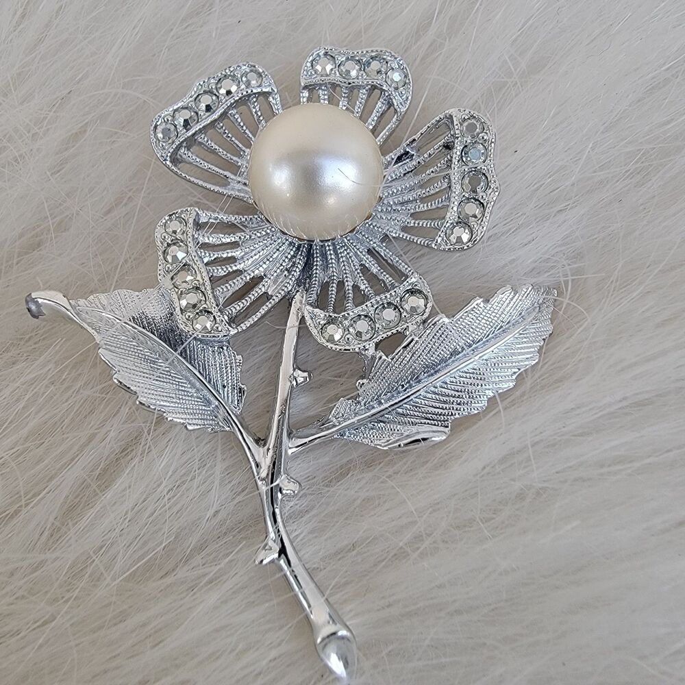 Sarah Coventry Brooch Vintage Silver Tone Faux Pearl Rhinestones 1960's Signed - Picture 2 of 4